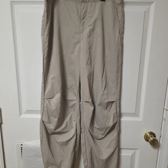 ​A New Day High-Rise Parachute Pants – Beige Talla 8 - Picture 2 of 9